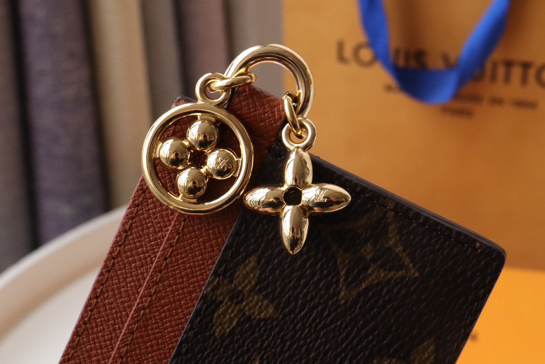 PORTE-CARTES CHARM EN TOILE MONOGRAMME MARRON