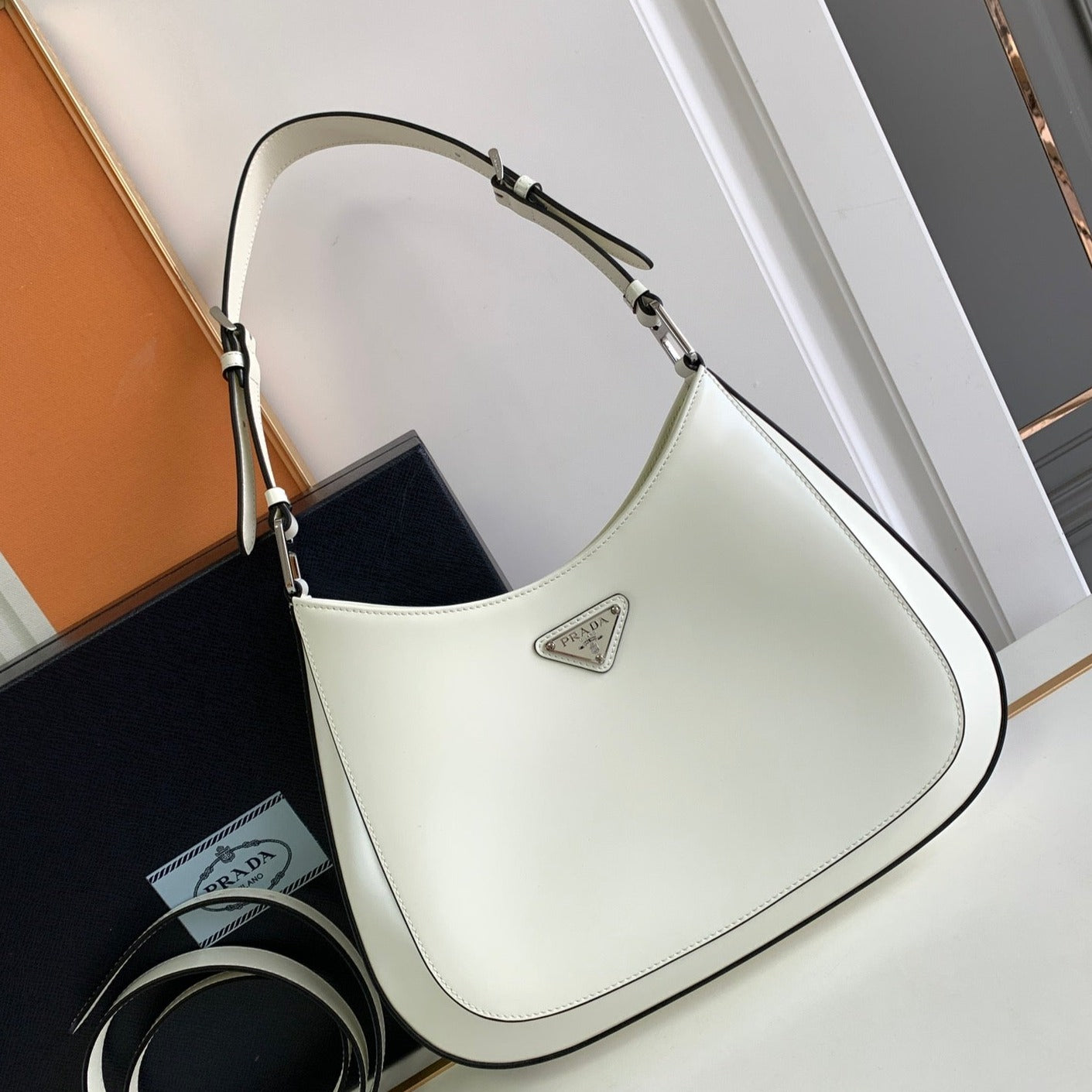 SAC À BANDOULIÈRE CLEO 30 EN CUIR BROSSÉ BLANC NOIR 