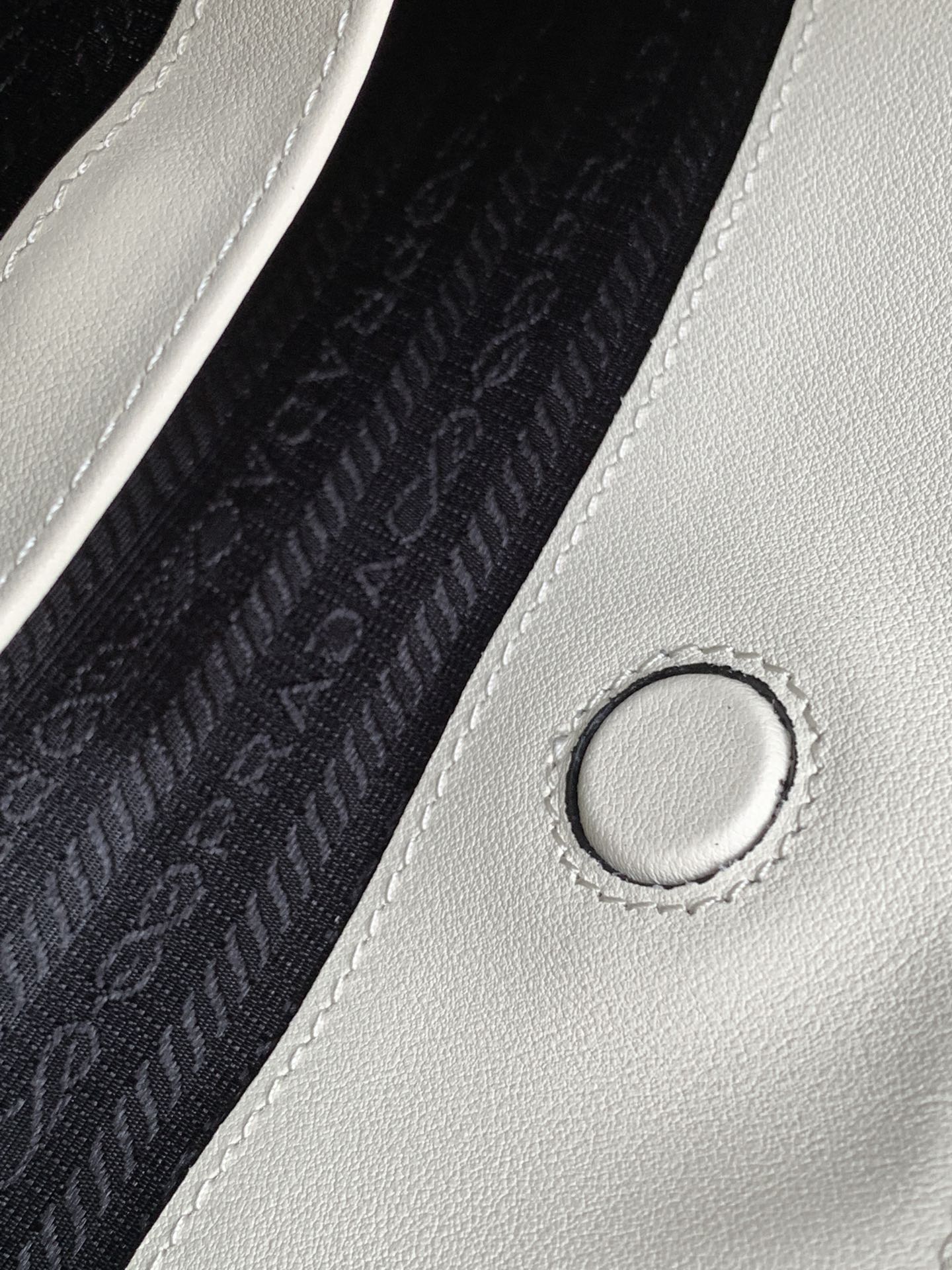 SAC À BANDOULIÈRE CLEO 30 EN CUIR BROSSÉ BLANC NOIR 