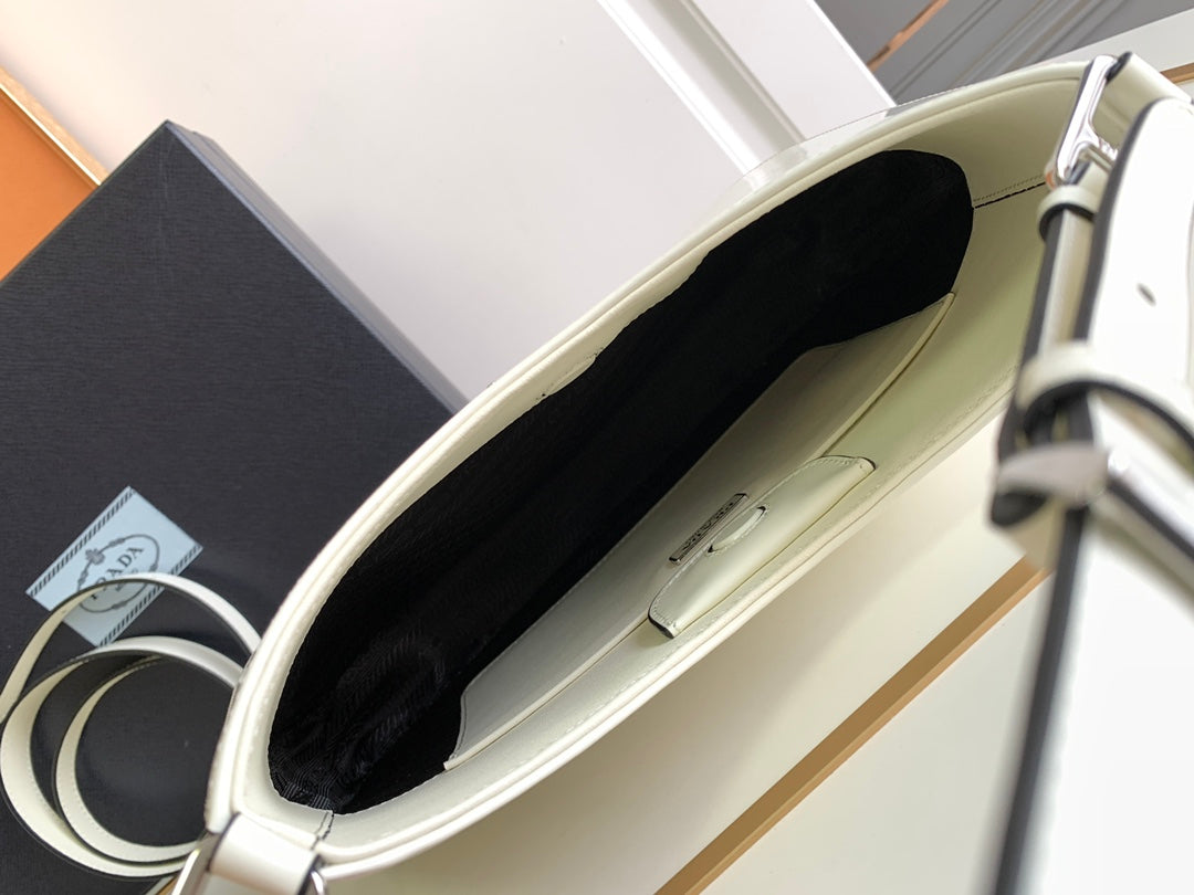 SAC À BANDOULIÈRE CLEO 30 EN CUIR BROSSÉ BLANC NOIR 