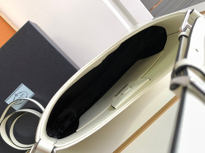 SAC À BANDOULIÈRE CLEO 30 EN CUIR BROSSÉ BLANC NOIR 