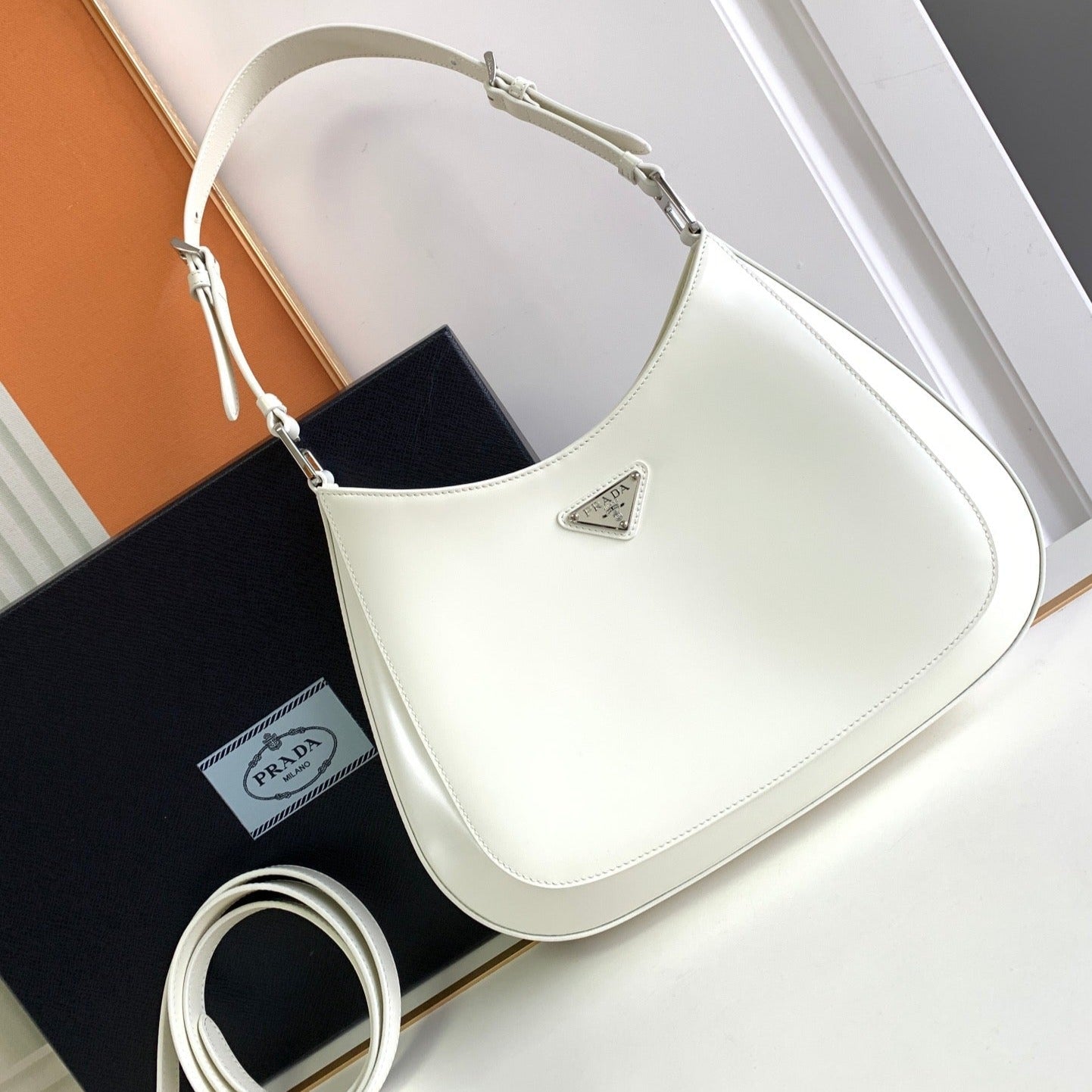 SAC À BANDOULIÈRE EN CUIR BROSSÉ BLANC CLEO 30 