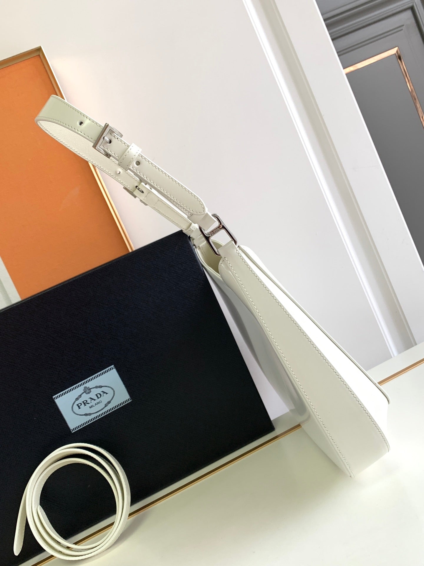 SAC À BANDOULIÈRE EN CUIR BROSSÉ BLANC CLEO 30 