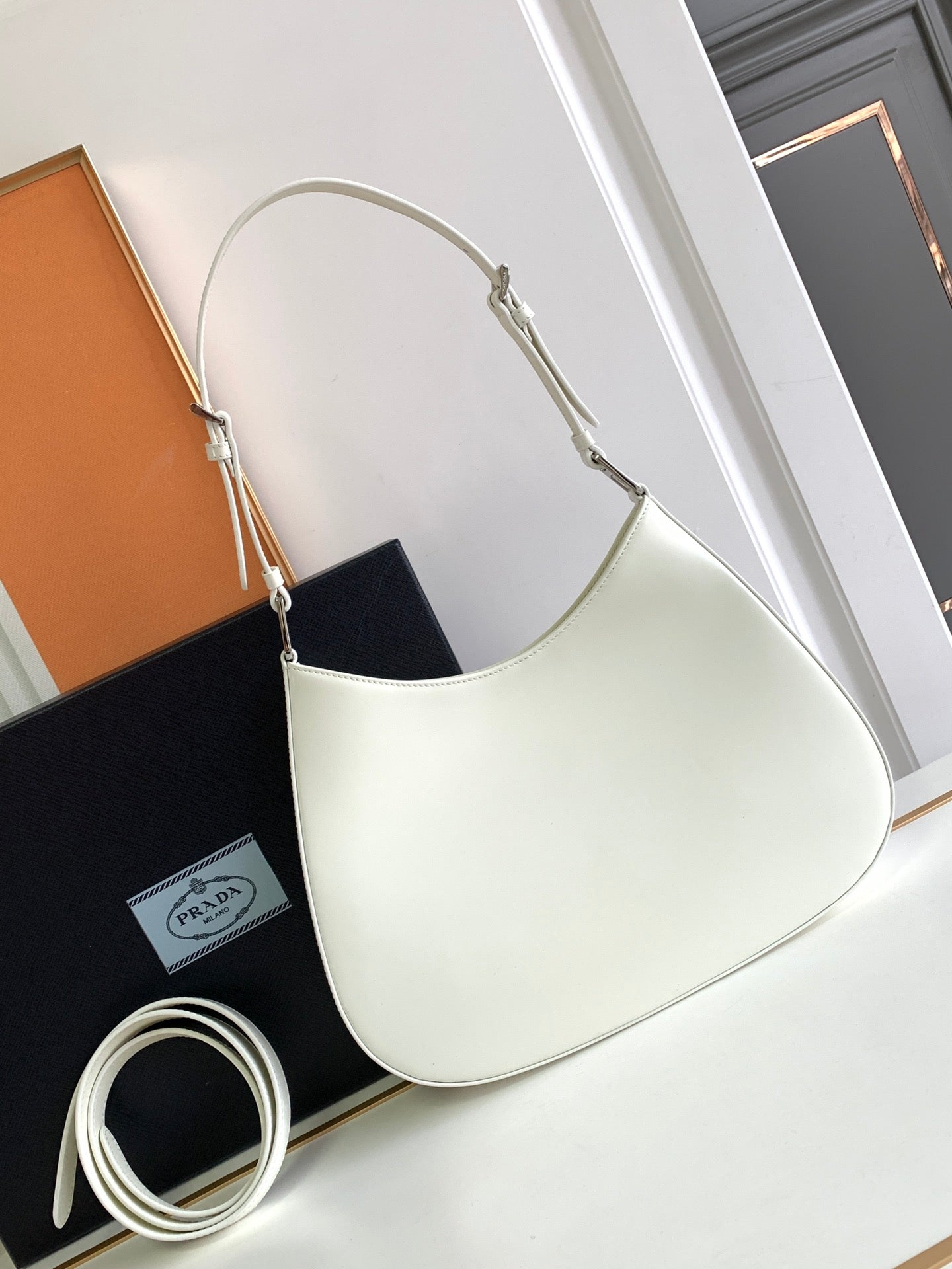 SAC À BANDOULIÈRE EN CUIR BROSSÉ BLANC CLEO 30 