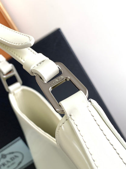 SAC À BANDOULIÈRE EN CUIR BROSSÉ BLANC CLEO 30 