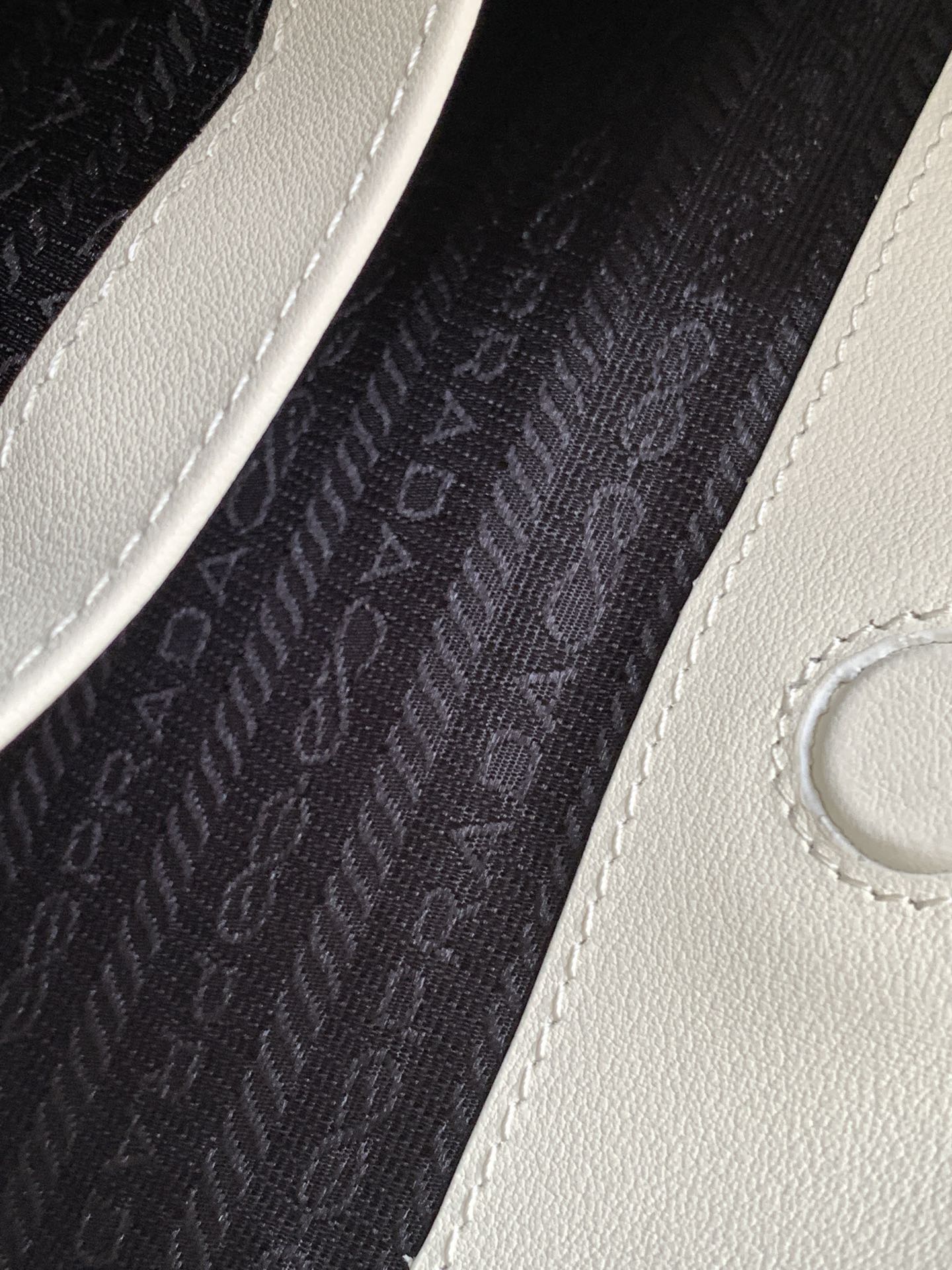 SAC À BANDOULIÈRE EN CUIR BROSSÉ BLANC CLEO 30 