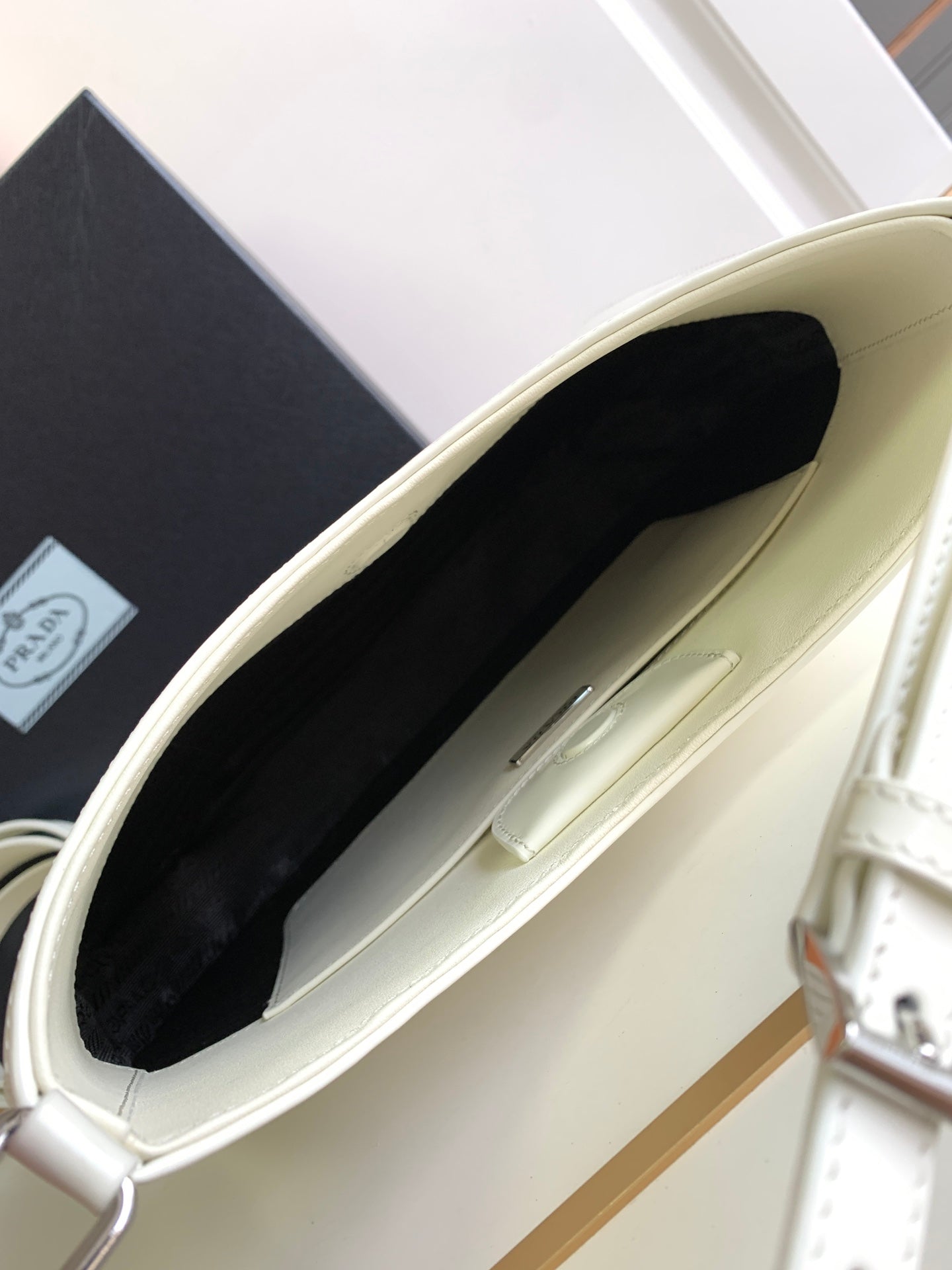 SAC À BANDOULIÈRE EN CUIR BROSSÉ BLANC CLEO 30 
