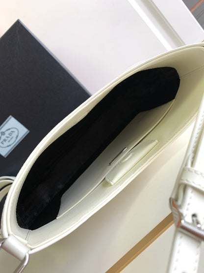 SAC À BANDOULIÈRE EN CUIR BROSSÉ BLANC CLEO 30 