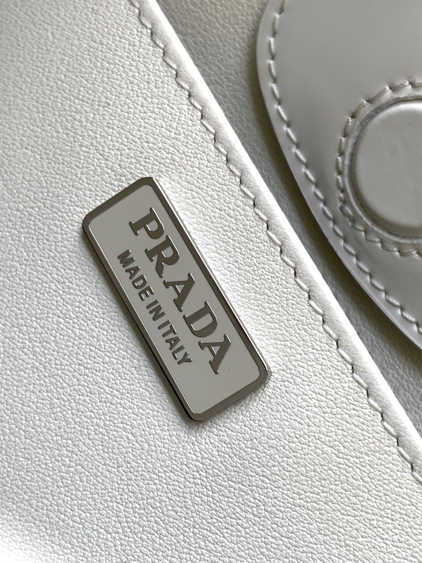 SAC À BANDOULIÈRE EN CUIR BROSSÉ BLANC CLEO 30 