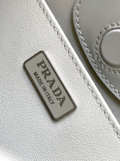 SAC À BANDOULIÈRE EN CUIR BROSSÉ BLANC CLEO 30 