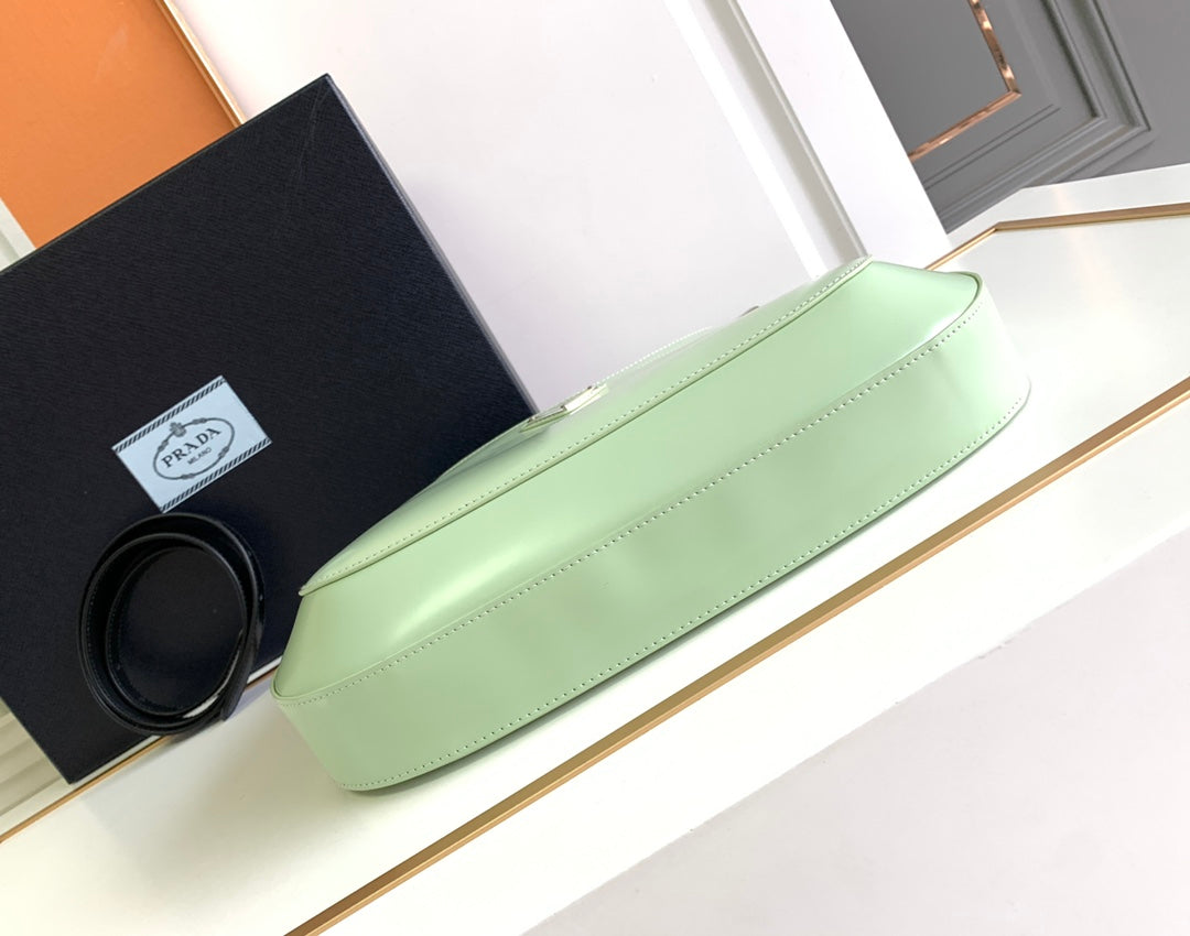CLEO 30 ライトグリーン ブラッシュドレザー ショルダーバッグ