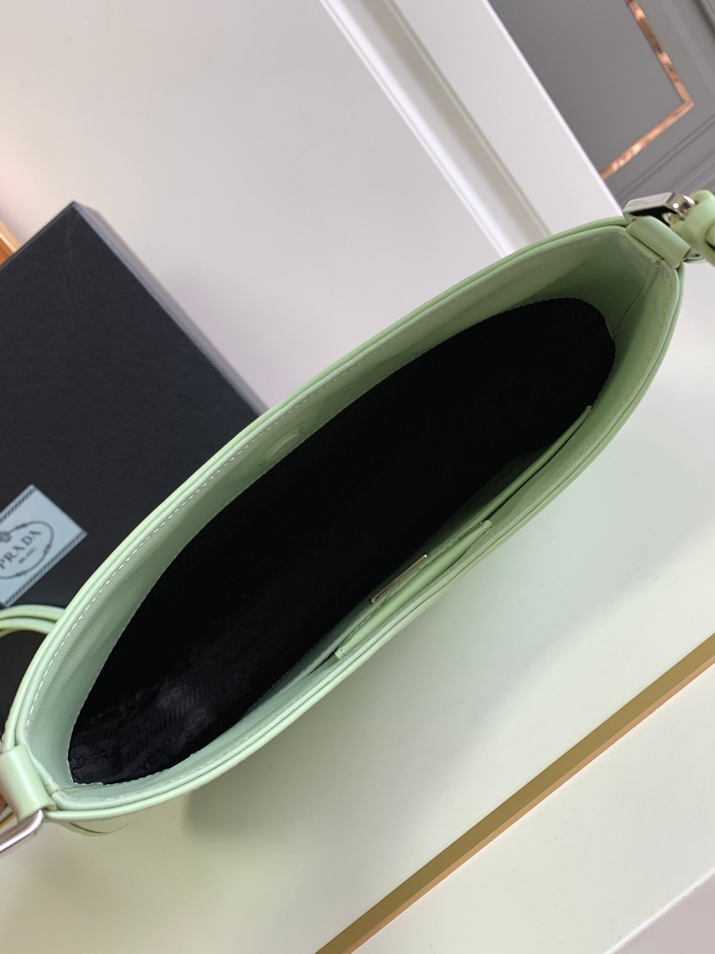 CLEO 30 ライトグリーン ブラッシュドレザー ショルダーバッグ