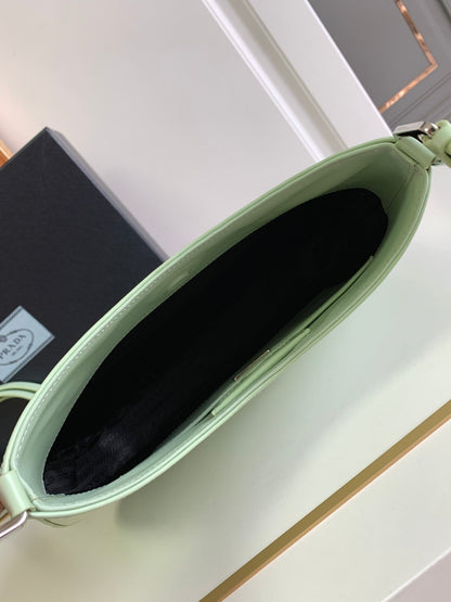CLEO 30 ライトグリーン ブラッシュドレザー ショルダーバッグ