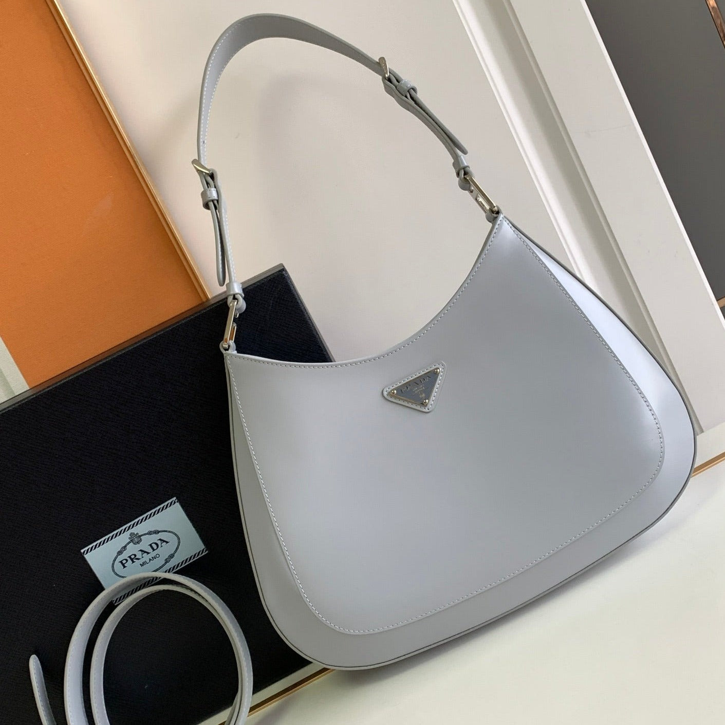 SAC À BANDOULIÈRE EN CUIR BROSSÉ GRIS CLEO 30 