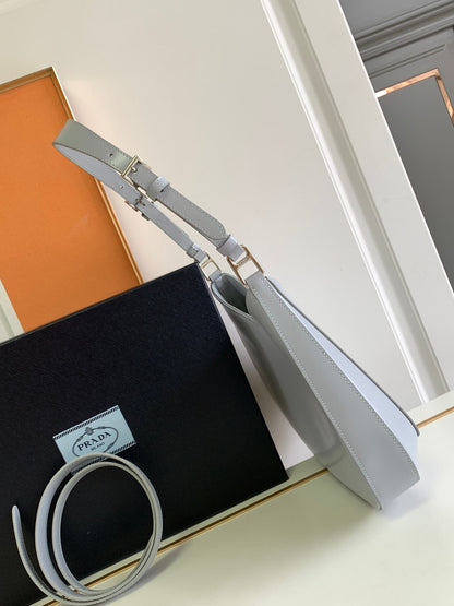 SAC À BANDOULIÈRE EN CUIR BROSSÉ GRIS CLEO 30 