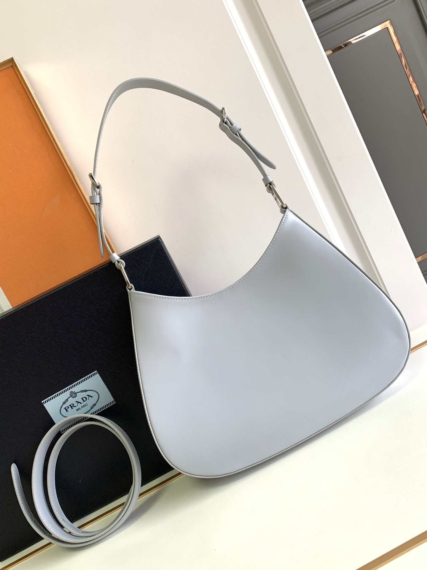 SAC À BANDOULIÈRE EN CUIR BROSSÉ GRIS CLEO 30 