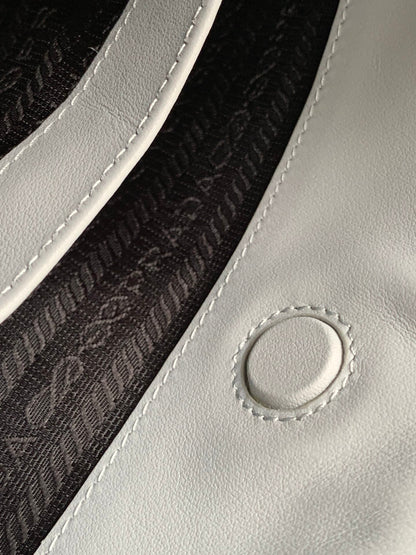 SAC À BANDOULIÈRE EN CUIR BROSSÉ GRIS CLEO 30 