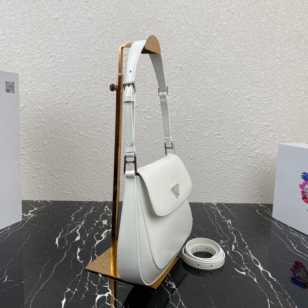 CLEO 24 ホワイト ブラッシュドレザー ショルダーバッグ