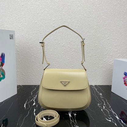 CLEO 24 ベージュ ブラッシュドレザー ショルダーバッグ