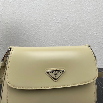 CLEO 24 ベージュ ブラッシュドレザー ショルダーバッグ