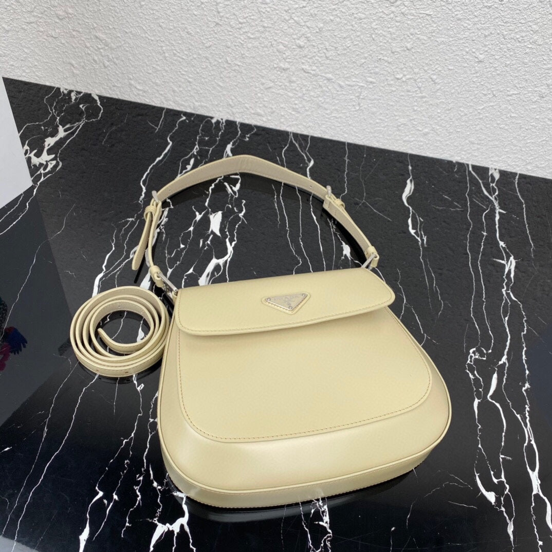 CLEO 24 ベージュ ブラッシュドレザー ショルダーバッグ