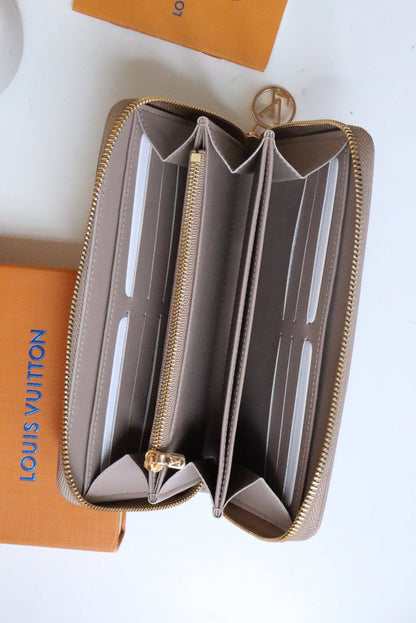 PORTEFEUILLE ZIPPY 19 EN CUIR D'AGNEAU GAUFRÉ BEIGE