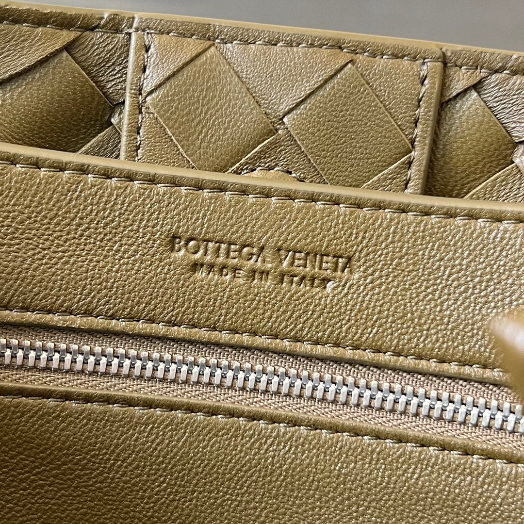 BV PETIT ANDIAMO 25CM CUIR D'AGNEAU OLIVE FONCÉ 