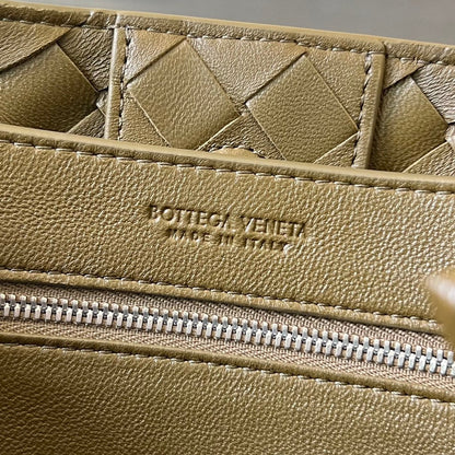BV PETIT ANDIAMO 25CM CUIR D'AGNEAU OLIVE FONCÉ 