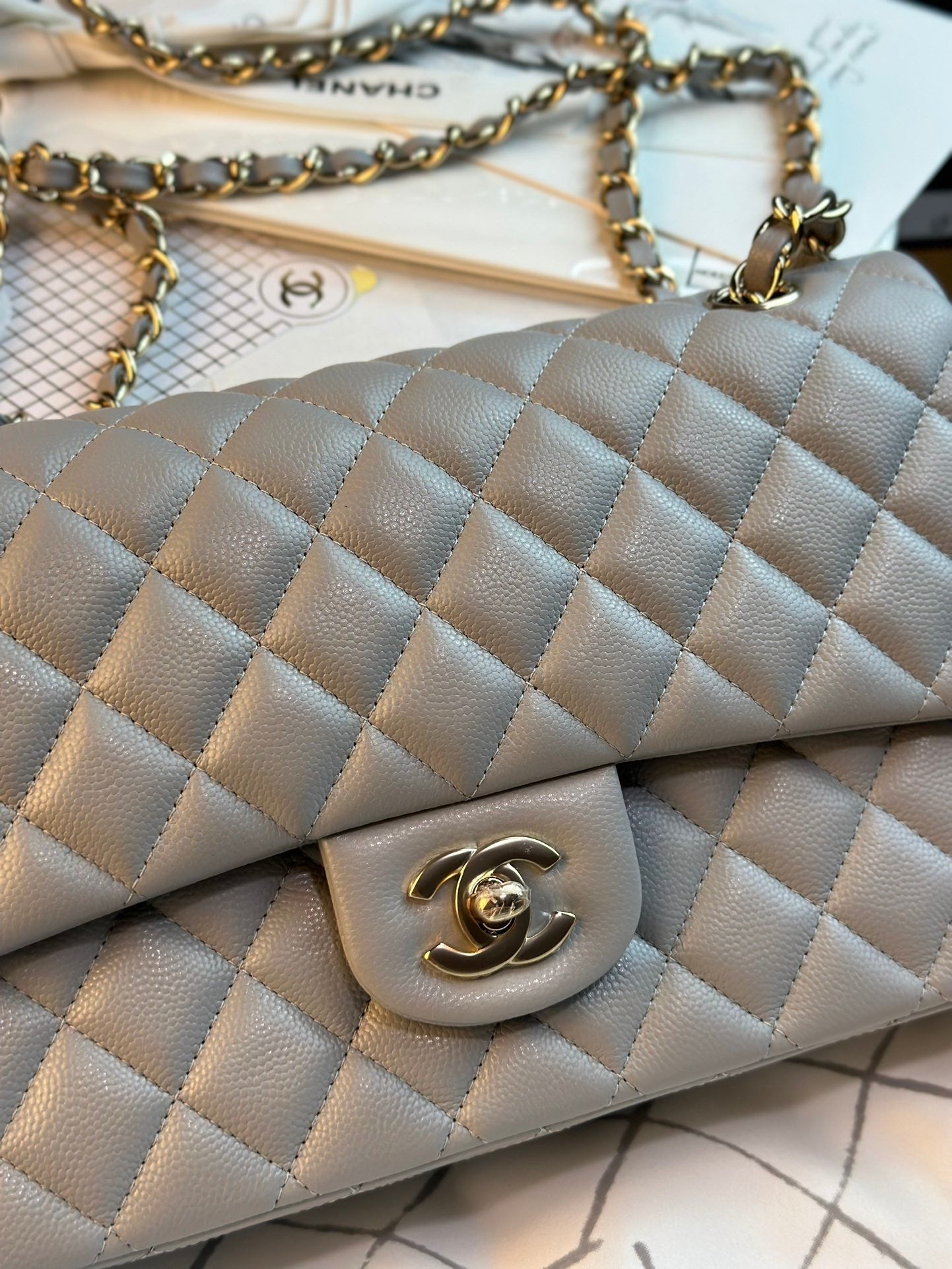 SAC À RABAT 25 CM QUINCAILLERIE DORÉE CAVIAR GRIS 