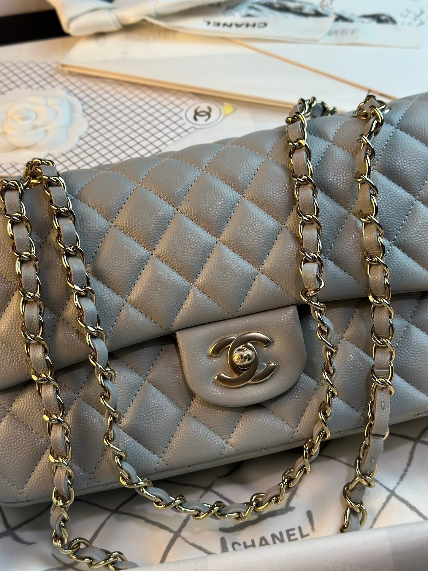 SAC À RABAT 25 CM QUINCAILLERIE DORÉE CAVIAR GRIS 