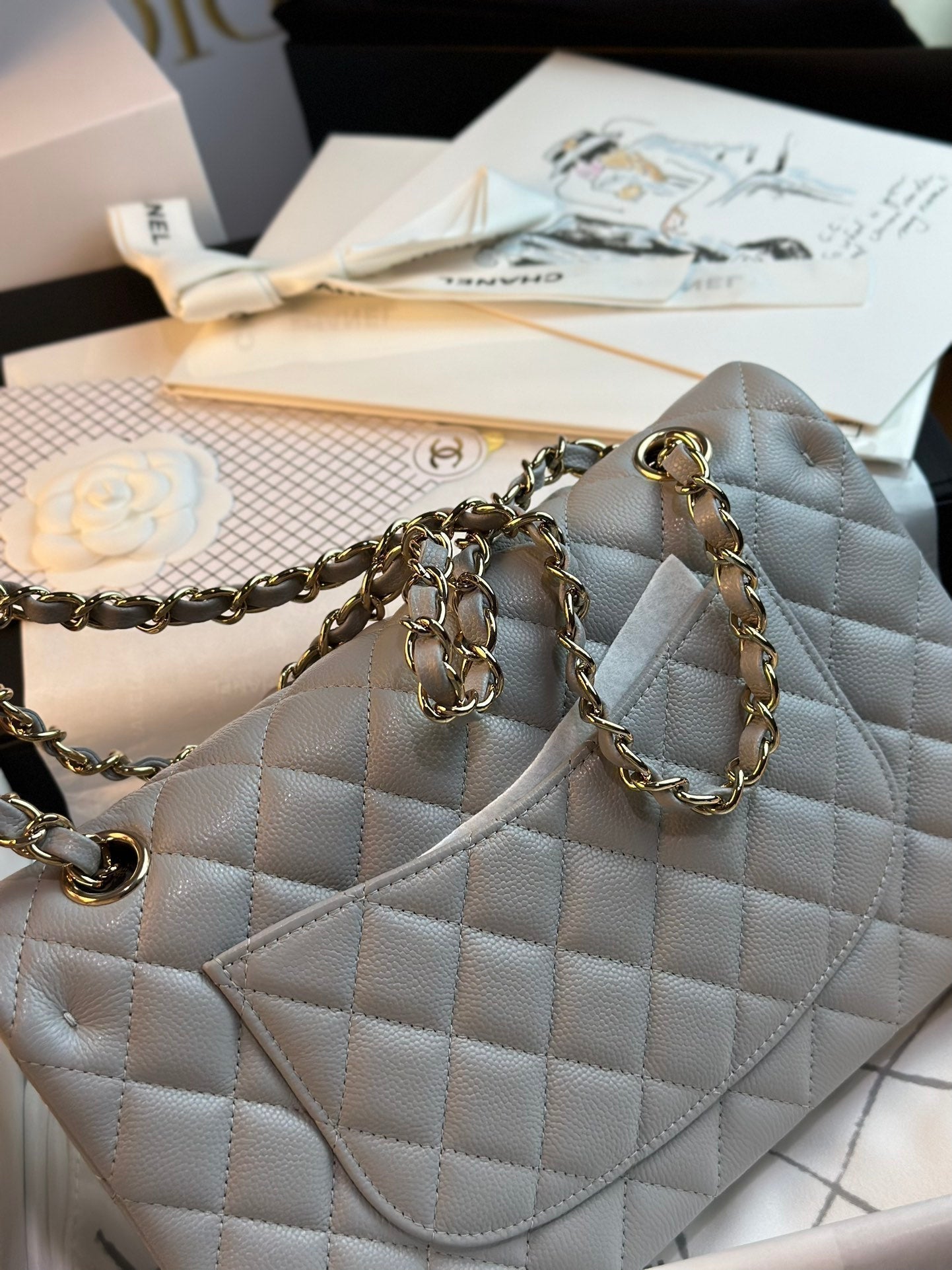 SAC À RABAT 25 CM QUINCAILLERIE DORÉE CAVIAR GRIS 