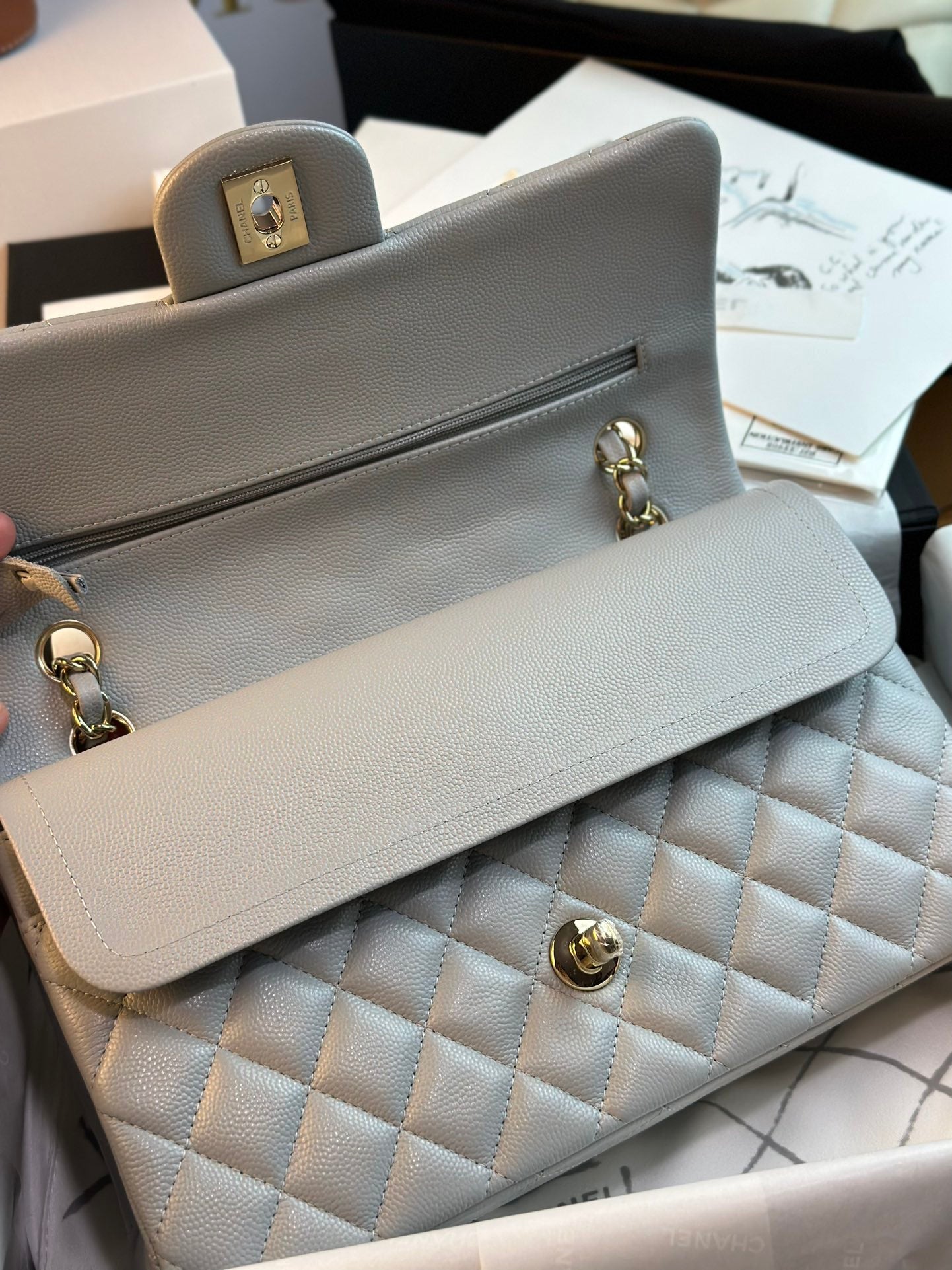 SAC À RABAT 25 CM QUINCAILLERIE DORÉE CAVIAR GRIS 