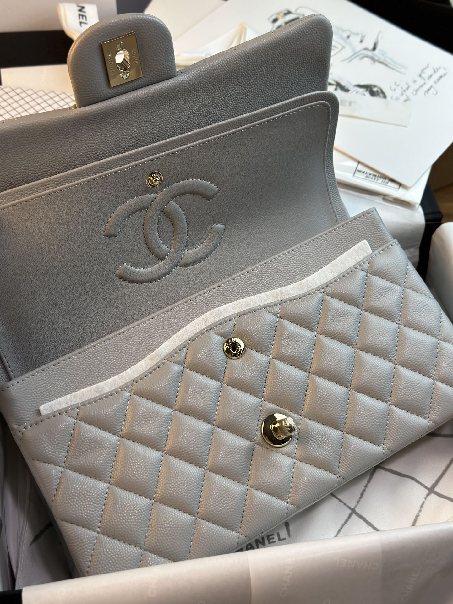 SAC À RABAT 25 CM QUINCAILLERIE DORÉE CAVIAR GRIS 