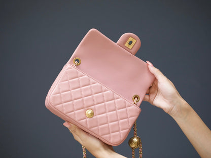 MINI SAC À RABAT RECTANGLE 20 CM EN CUIR D'AGNEAU ROSE QUINCAILLERIE DORÉE