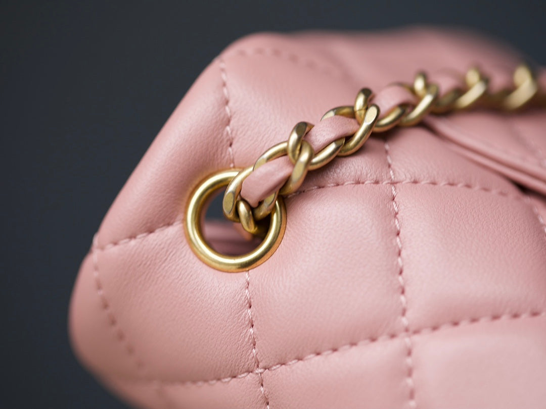 MINI SAC À RABAT RECTANGLE 20 CM EN CUIR D'AGNEAU ROSE QUINCAILLERIE DORÉE