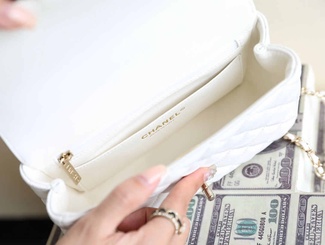 ミニ レクタングル フラップバッグ トップハンドル 20cm ホワイト ラムスキン シルバー金具