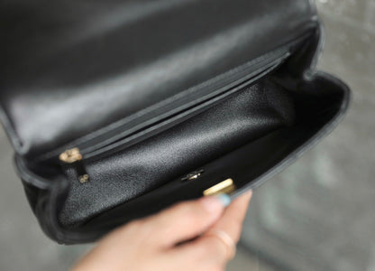 ミニ レクタングル フラップバッグ トップハンドル 20cm ブラック ラムスキン シルバー金具