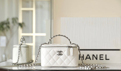 TROUSSE DE VANITY CC 17 EN CUIR D'AGNEAU BLANC, QUINCAILLERIE ARGENTÉE 