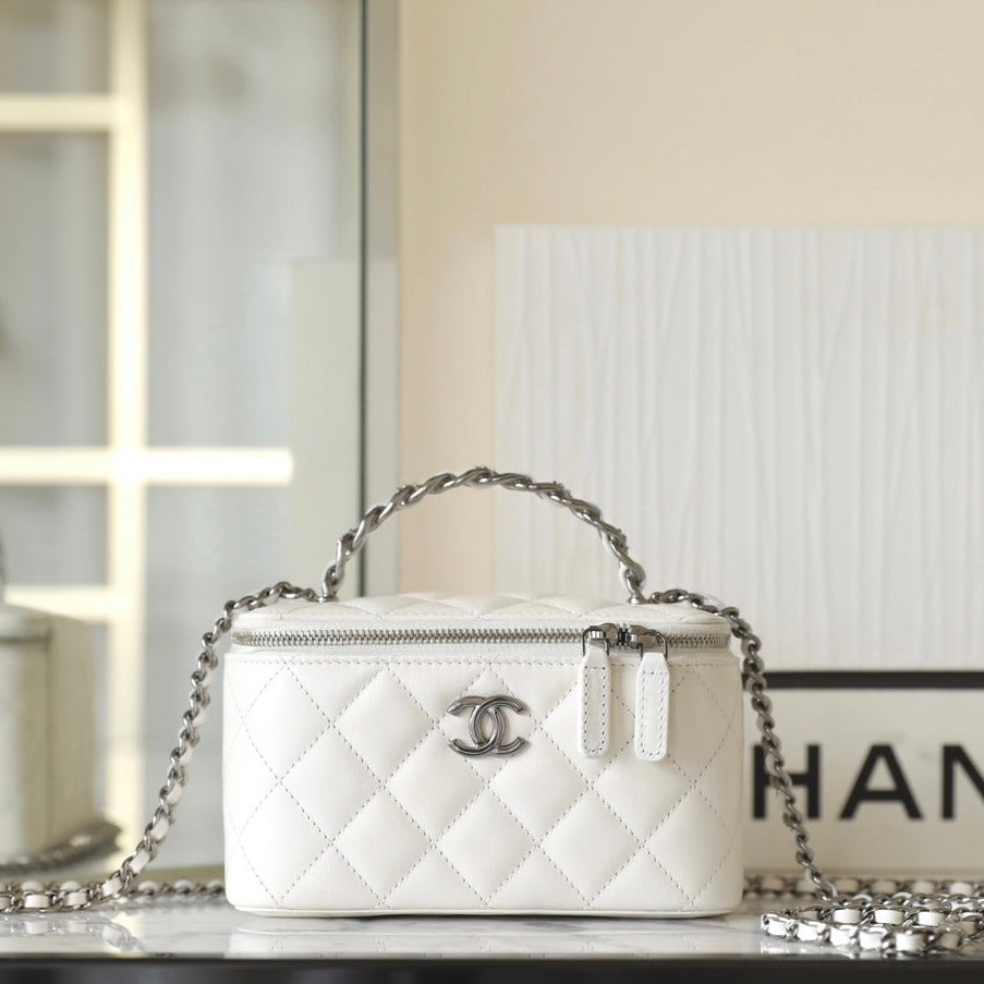 TROUSSE DE VANITY CC 17 EN CUIR D'AGNEAU BLANC, QUINCAILLERIE ARGENTÉE 