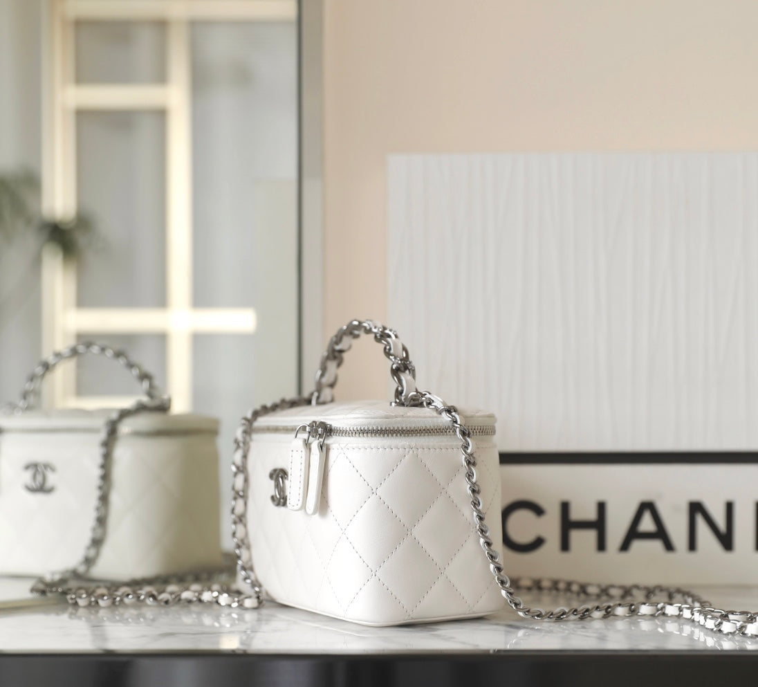 TROUSSE DE VANITY CC 17 EN CUIR D'AGNEAU BLANC, QUINCAILLERIE ARGENTÉE 