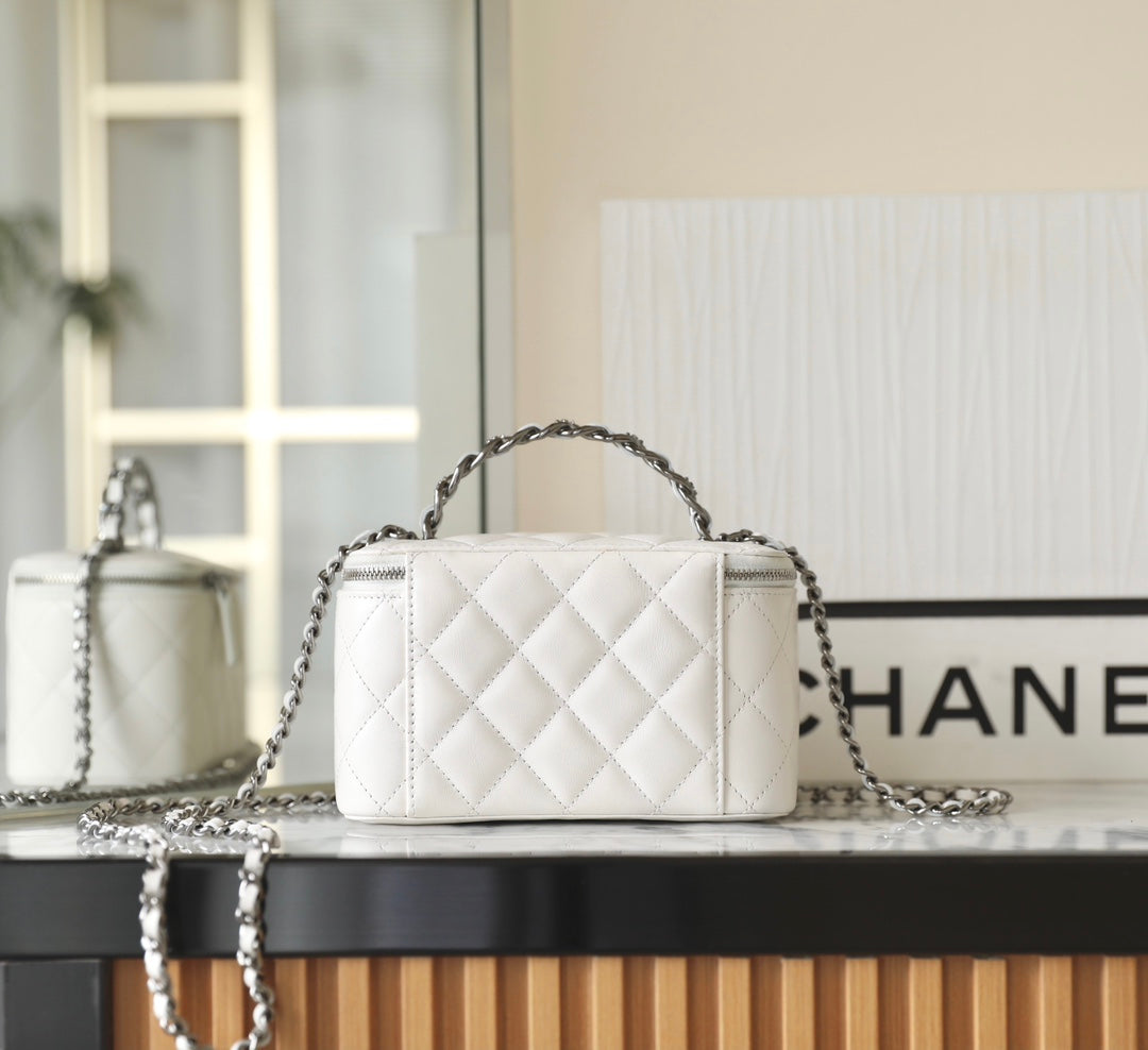TROUSSE DE VANITY CC 17 EN CUIR D'AGNEAU BLANC, QUINCAILLERIE ARGENTÉE 