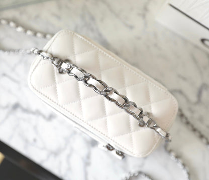 TROUSSE DE VANITY CC 17 EN CUIR D'AGNEAU BLANC, QUINCAILLERIE ARGENTÉE 