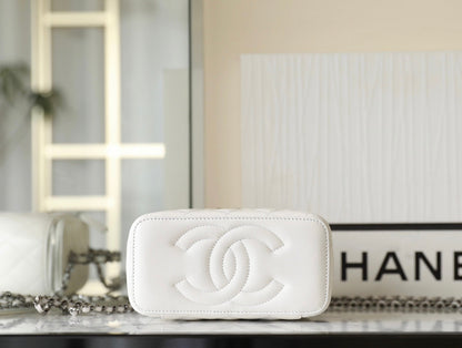 TROUSSE DE VANITY CC 17 EN CUIR D'AGNEAU BLANC, QUINCAILLERIE ARGENTÉE 