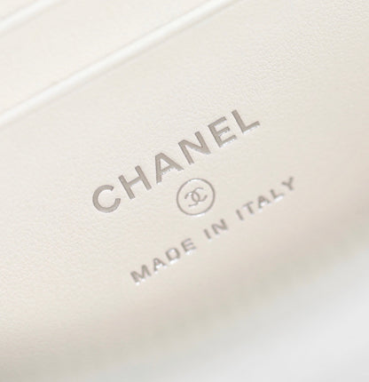TROUSSE DE VANITY CC 17 EN CUIR D'AGNEAU BLANC, QUINCAILLERIE ARGENTÉE 