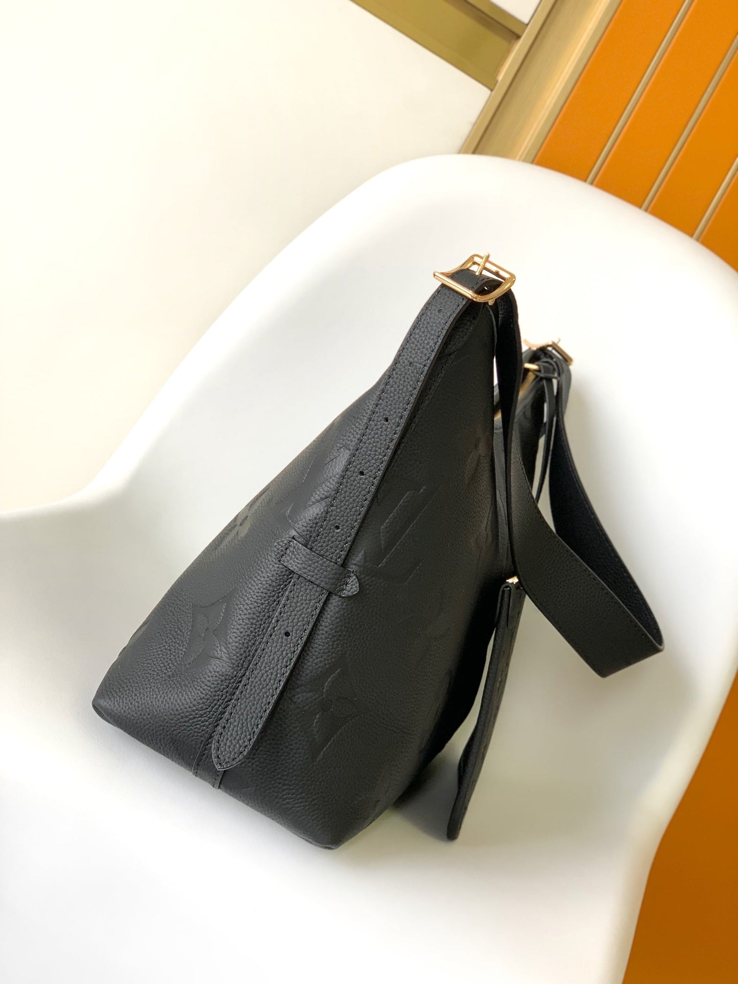 Sac fourre-tout MM 39 en cuir de vachette grainé noir monogrammé 