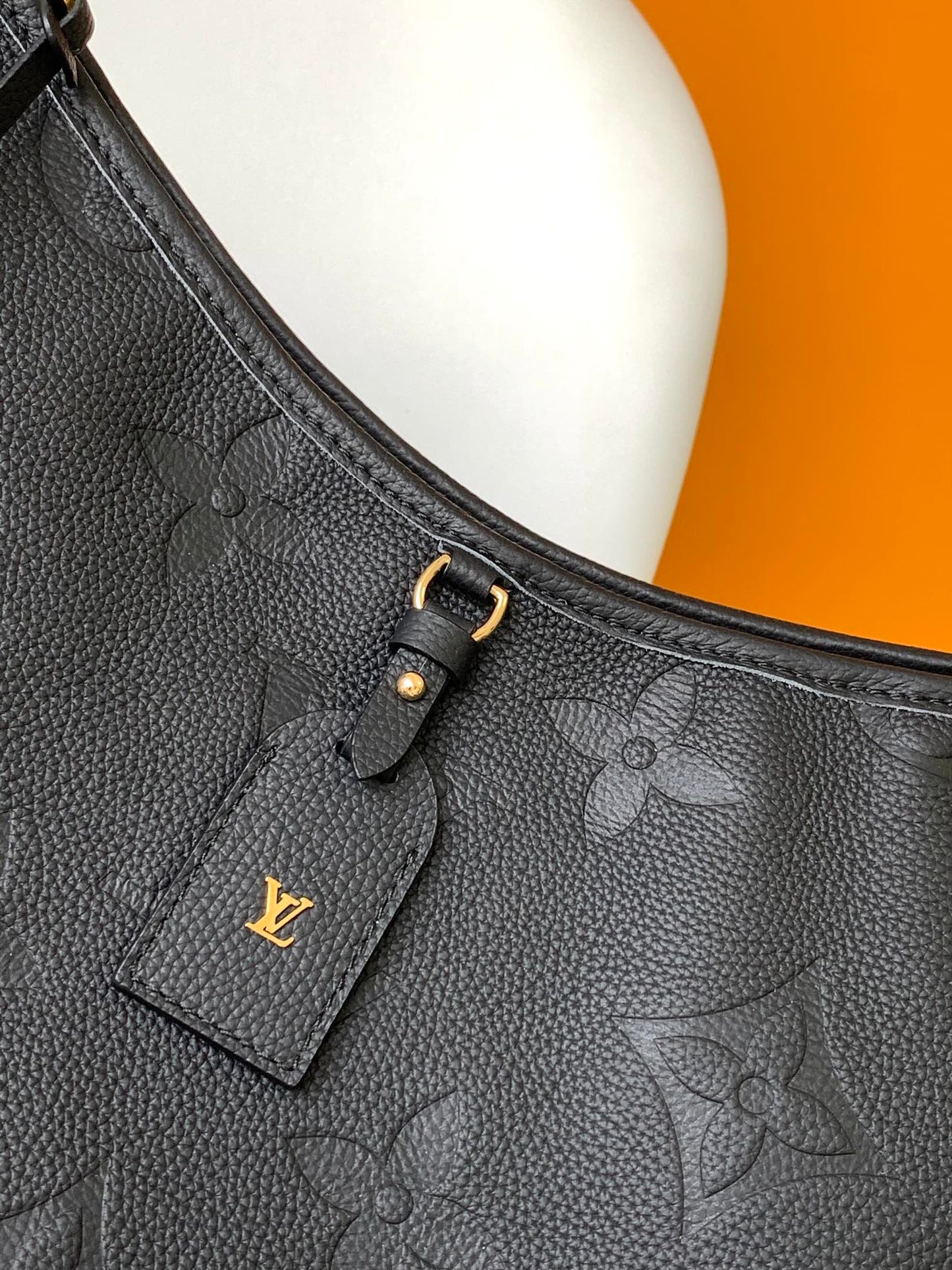 Sac fourre-tout MM 39 en cuir de vachette grainé noir monogrammé 