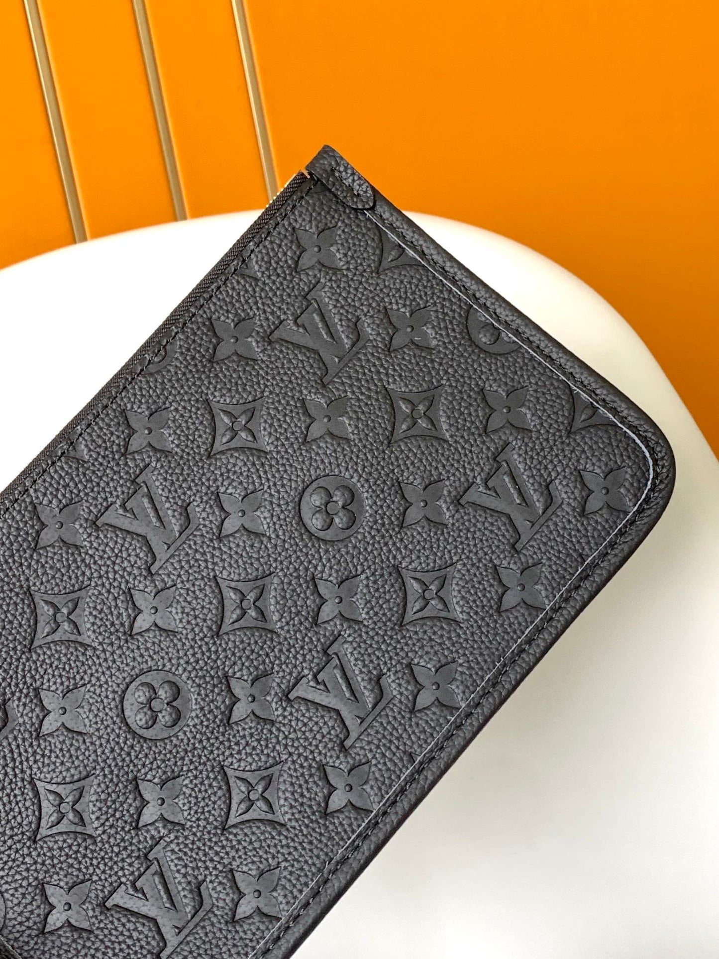Sac fourre-tout MM 39 en cuir de vachette grainé noir monogrammé 