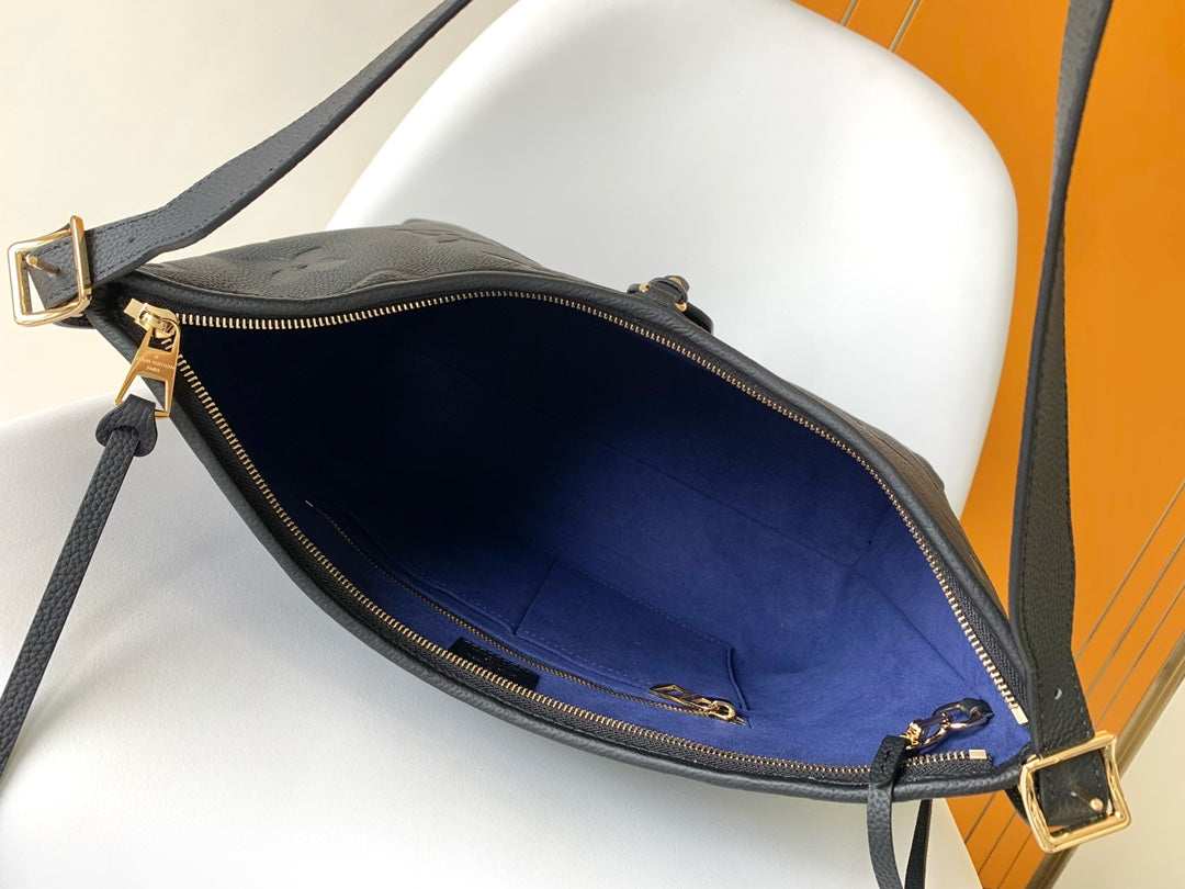 Sac fourre-tout MM 39 en cuir de vachette grainé noir monogrammé 