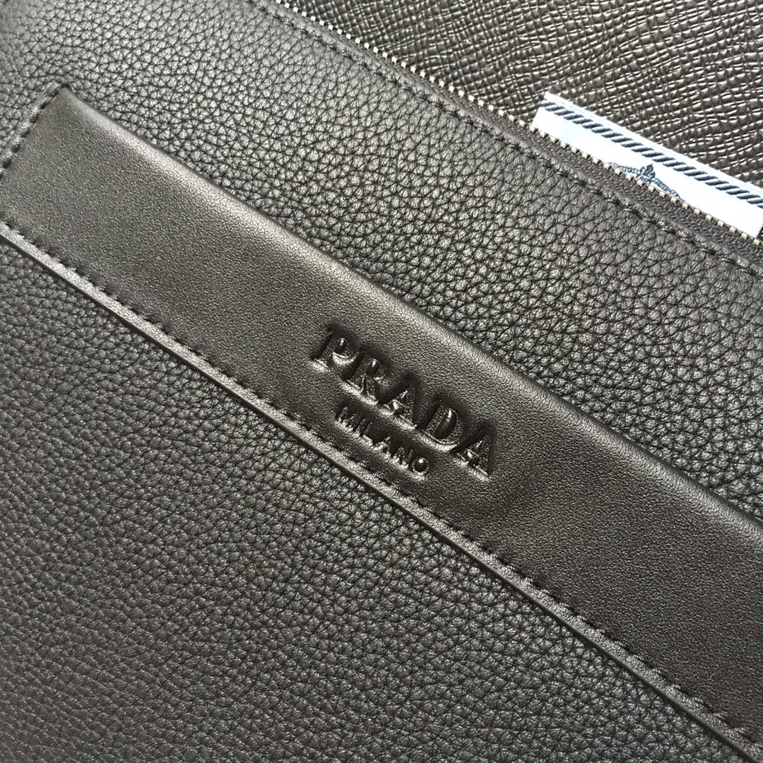 Pochette 26 en cuir de cerf noir avec logo en relief