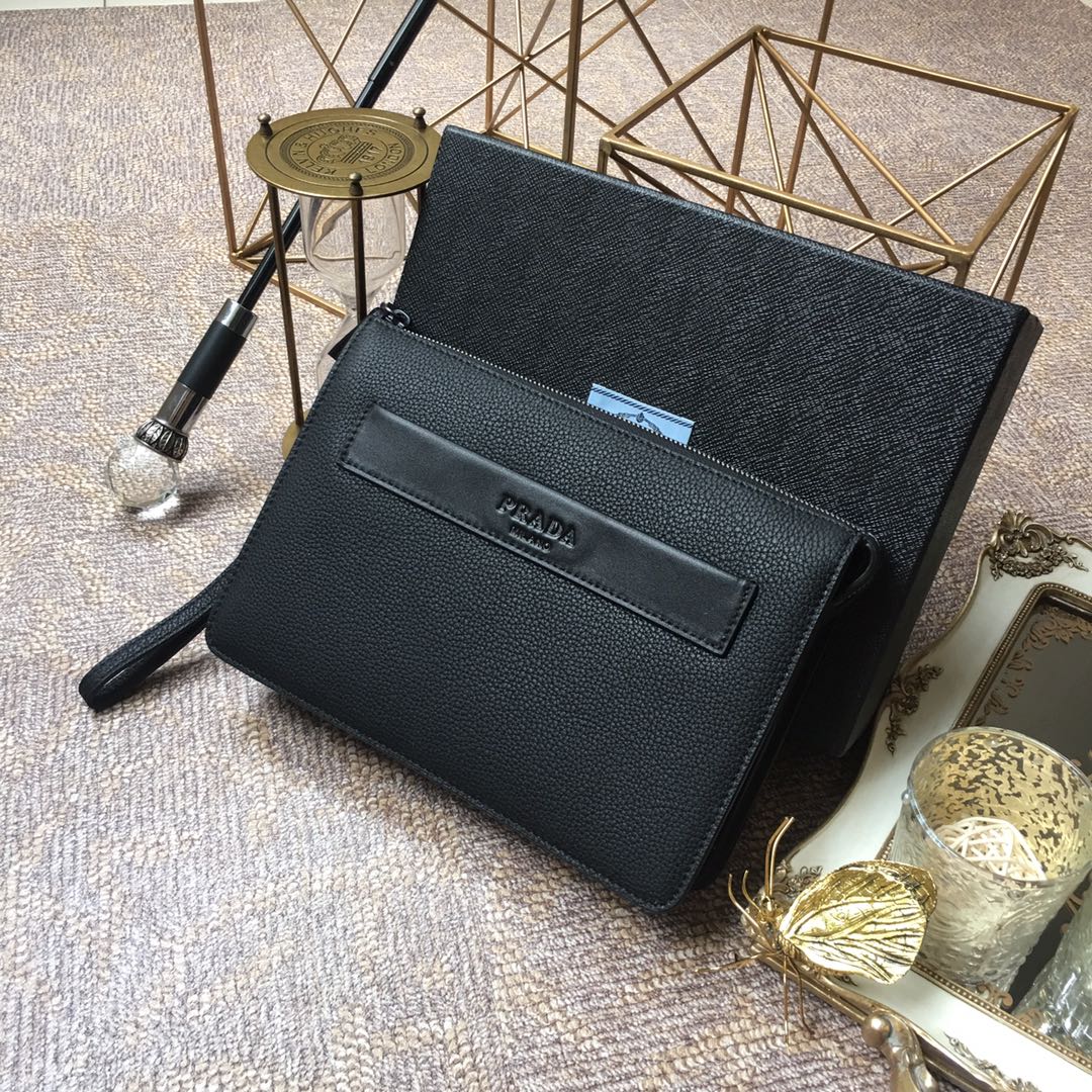 Pochette 26 en cuir de cerf noir avec logo en relief